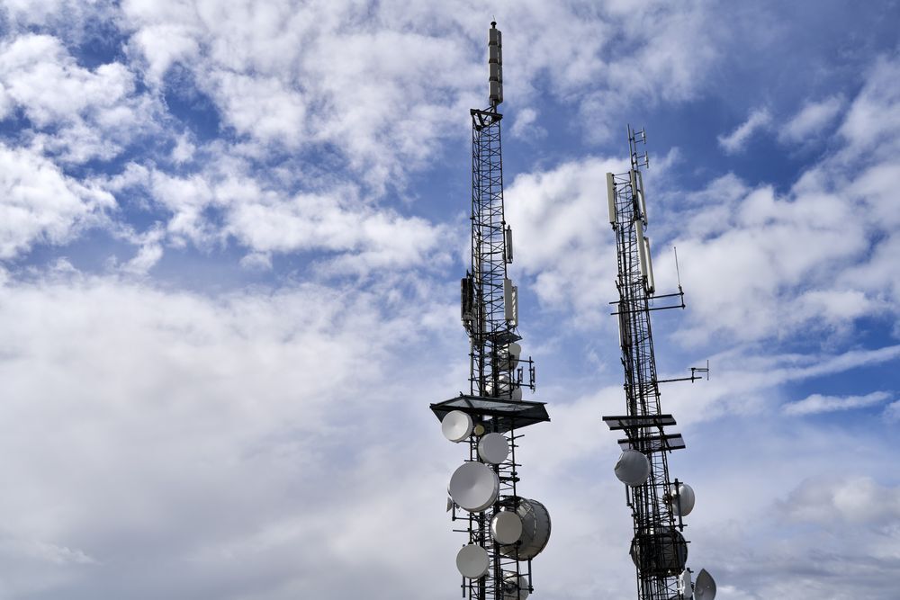 Técnico trabajando en infraestructura de telecomunicaciones